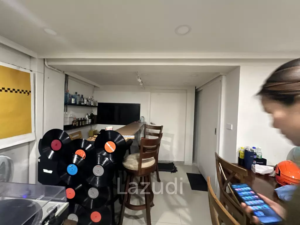 URGENT! Prime Sukhumvit 44 Location | Restaurant-Ready | No Key Money