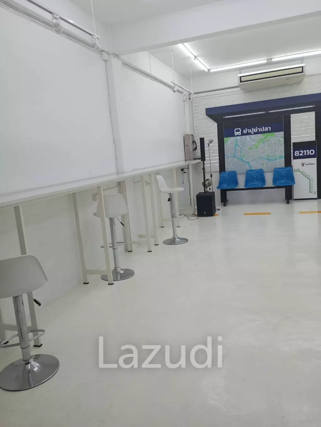URGENT! Prime Sukhumvit 44 Location | Restaurant-Ready | No Key Money
