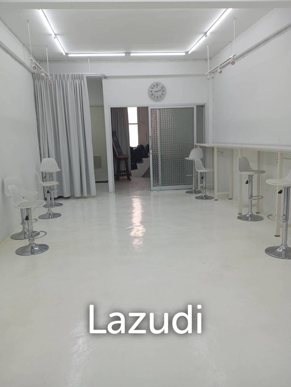 URGENT! Prime Sukhumvit 44 Location | Restaurant-Ready | No Key Money
