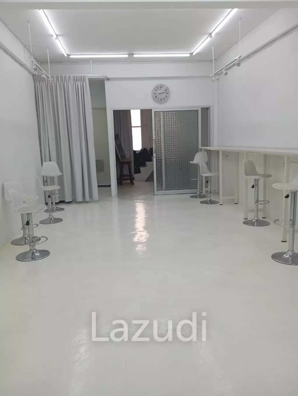 URGENT! Prime Sukhumvit 44 Location | Restaurant-Ready | No Key Money