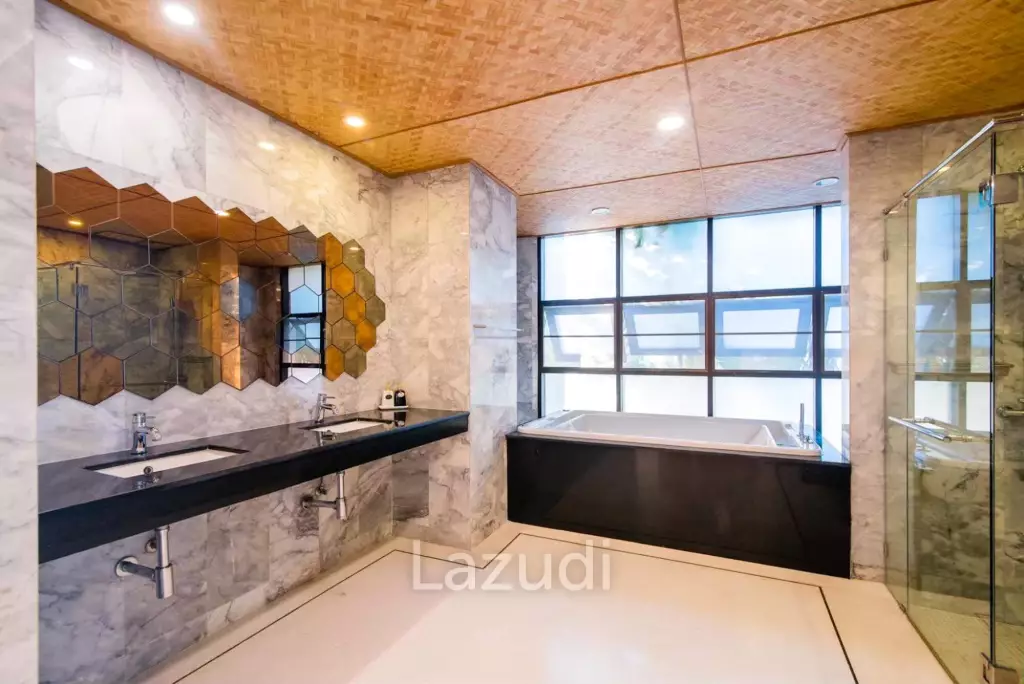 Oceanfront 4 Bedroom Pool Villa in Pran Buri