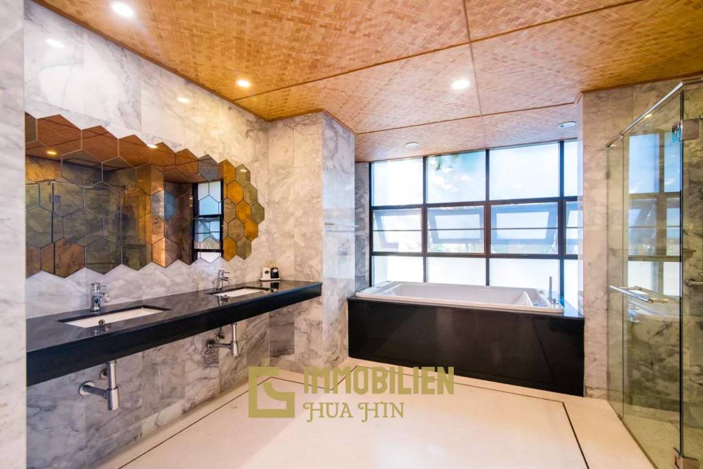 Oceanfront 4 Bedroom Pool Villa in Pran Buri