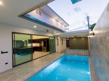 Newly built 3 bedroom pool villa for sale only 5 minutes from Nai harn beach