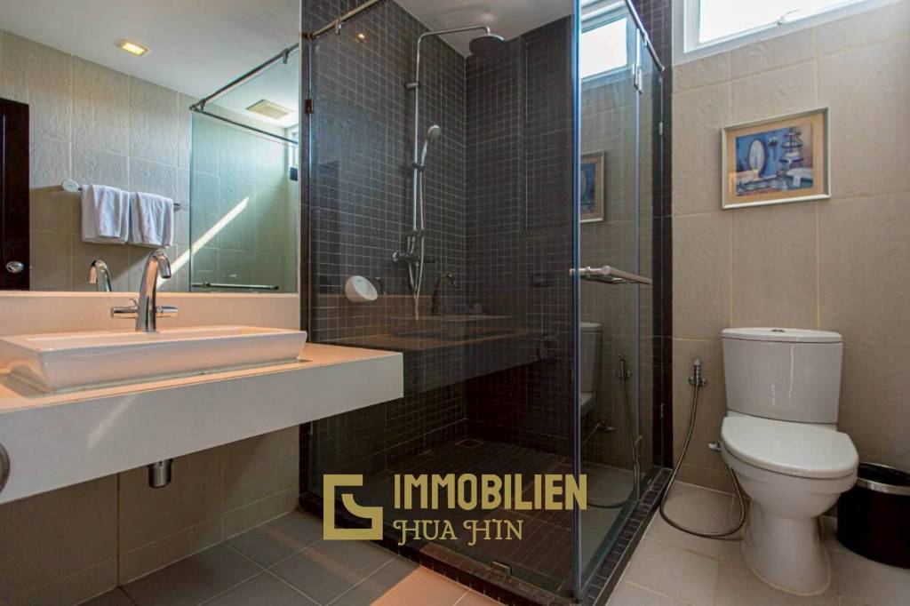 Surface habitable de 105 m² / 2 chambres + 2 salles de bains / piscine privée