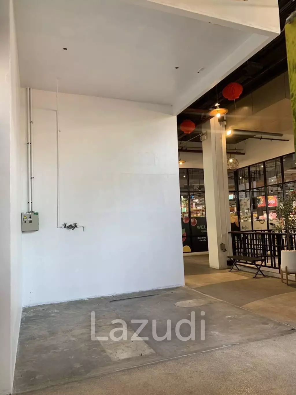 11 sqm retail unit in central indoor mall setting