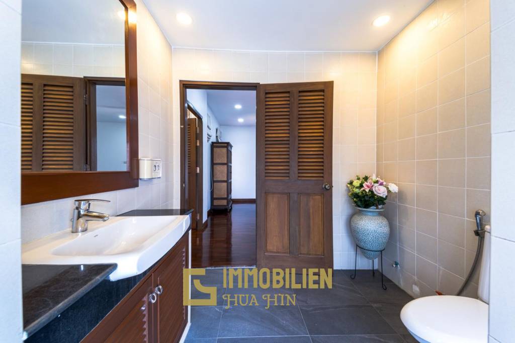 RÉNOVÉE / 243 m² de surface habitable / 4 chambres + 4 salles de bains