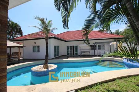 Proche de la ville / piscine privée / 3 chambres + 3 salles de bain