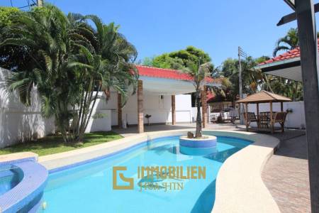 Proche de la ville / piscine privée / 3 chambres + 3 salles de bain