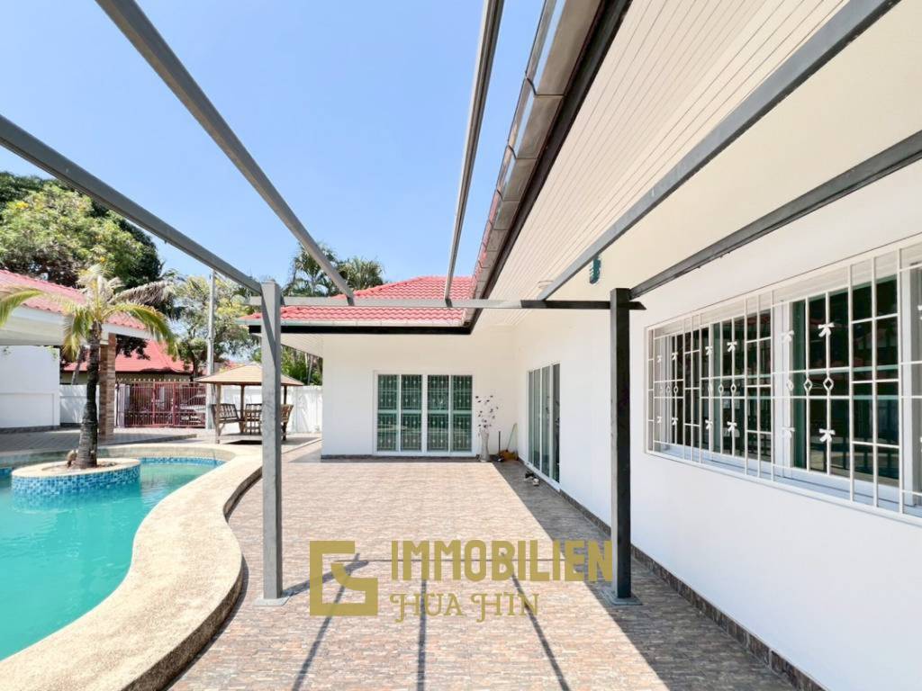 Proche de la ville / piscine privée / 3 chambres + 3 salles de bain