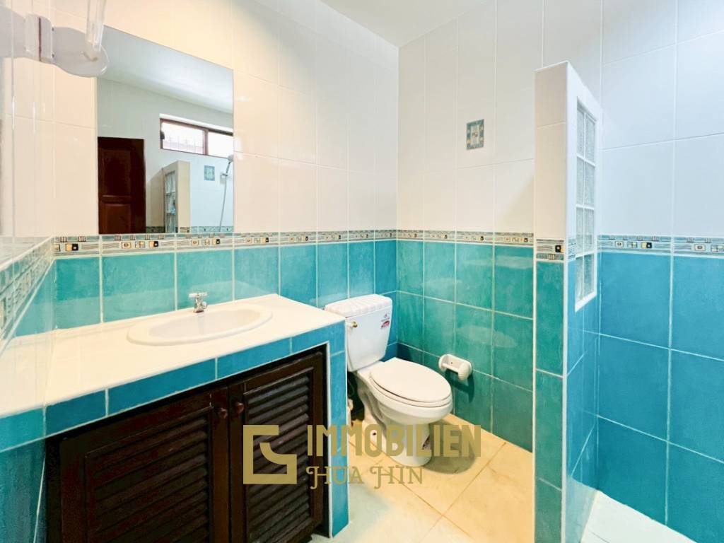 Proche de la ville / piscine privée / 3 chambres + 3 salles de bain