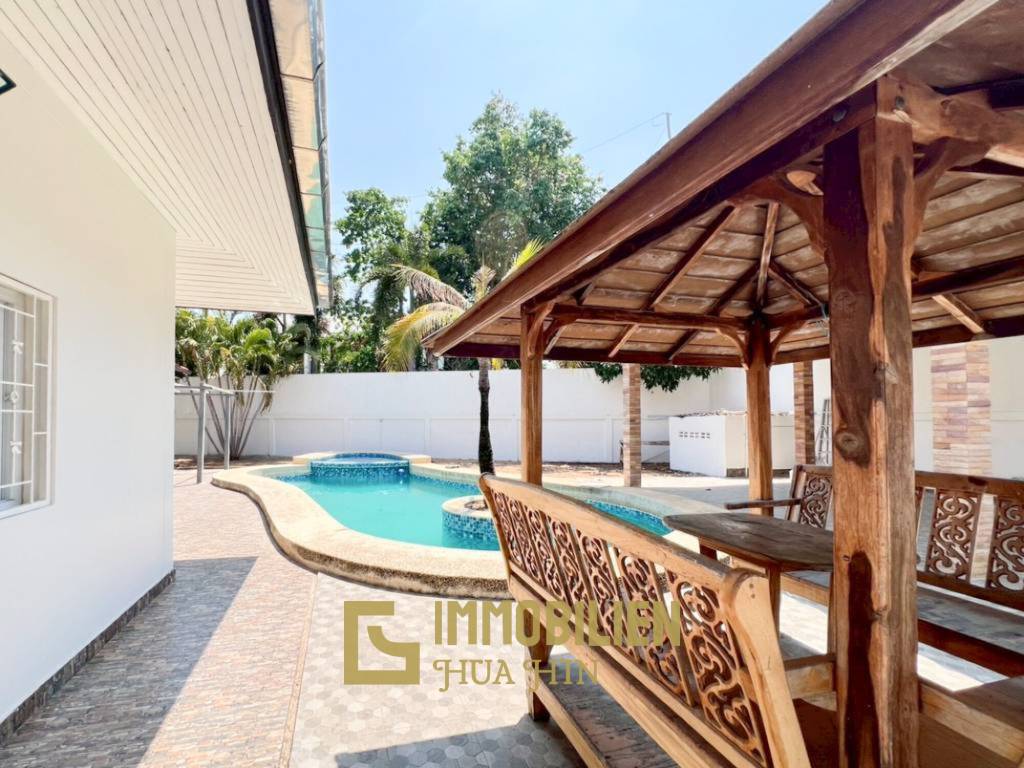 Proche de la ville / piscine privée / 3 chambres + 3 salles de bain