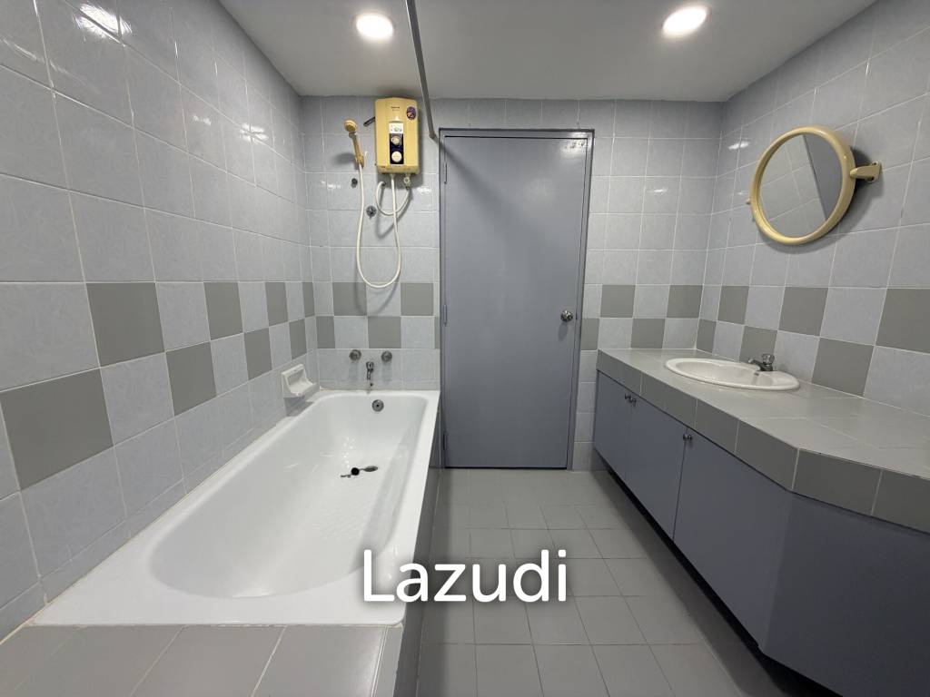 Newly Renovated 2-Bedroom Grandview Jomtien