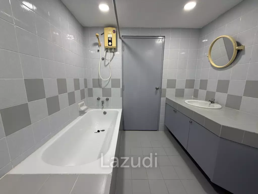Newly Renovated 2-Bedroom Grandview Jomtien