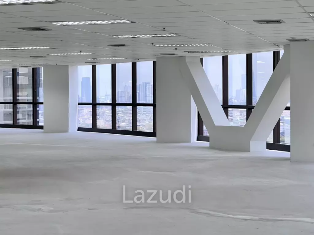 Premium Office for Rent in Silom – Bangrak   Elevate your business with a high-floor office on the 19th floor, offering stunning panoramic city views Only 5 minutes to the expressway – easy access across Bangkok