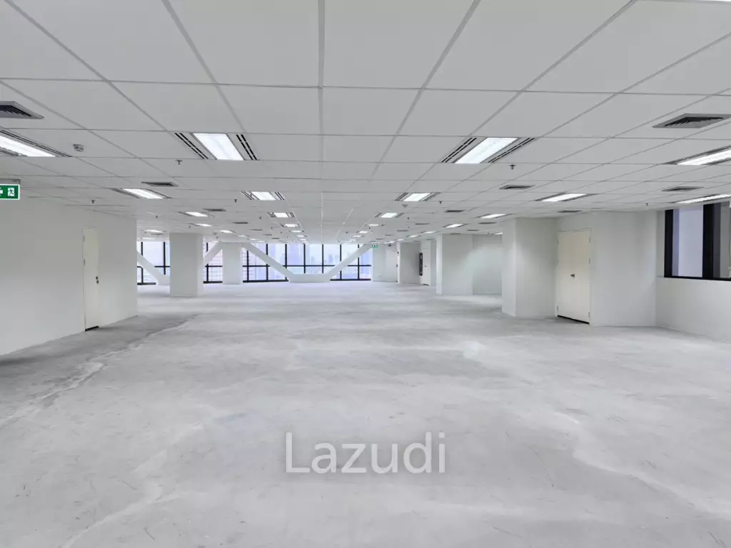 Premium Office for Rent in Silom – Bangrak   Elevate your business with a high-floor office on the 19th floor, offering stunning panoramic city views Only 5 minutes to the expressway – easy access across Bangkok