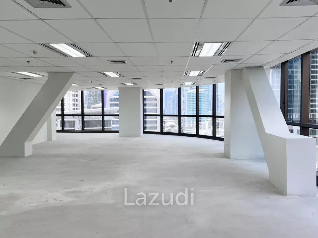 Premium Office for Rent in Silom – Bangrak   Elevate your business with a high-floor office on the 19th floor, offering stunning panoramic city views Only 5 minutes to the expressway – easy access across Bangkok