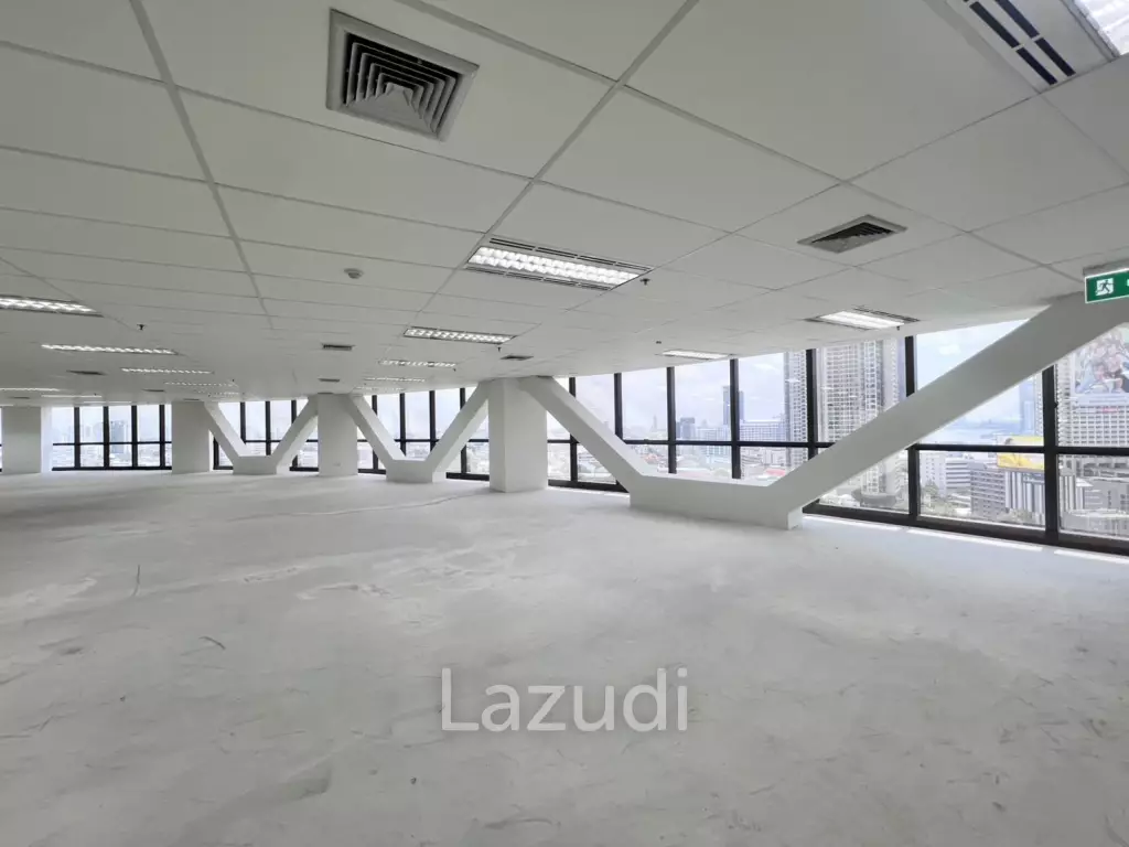 Premium Office for Rent in Silom – Bangrak   Elevate your business with a high-floor office on the 19th floor, offering stunning panoramic city views Only 5 minutes to the expressway – easy access across Bangkok