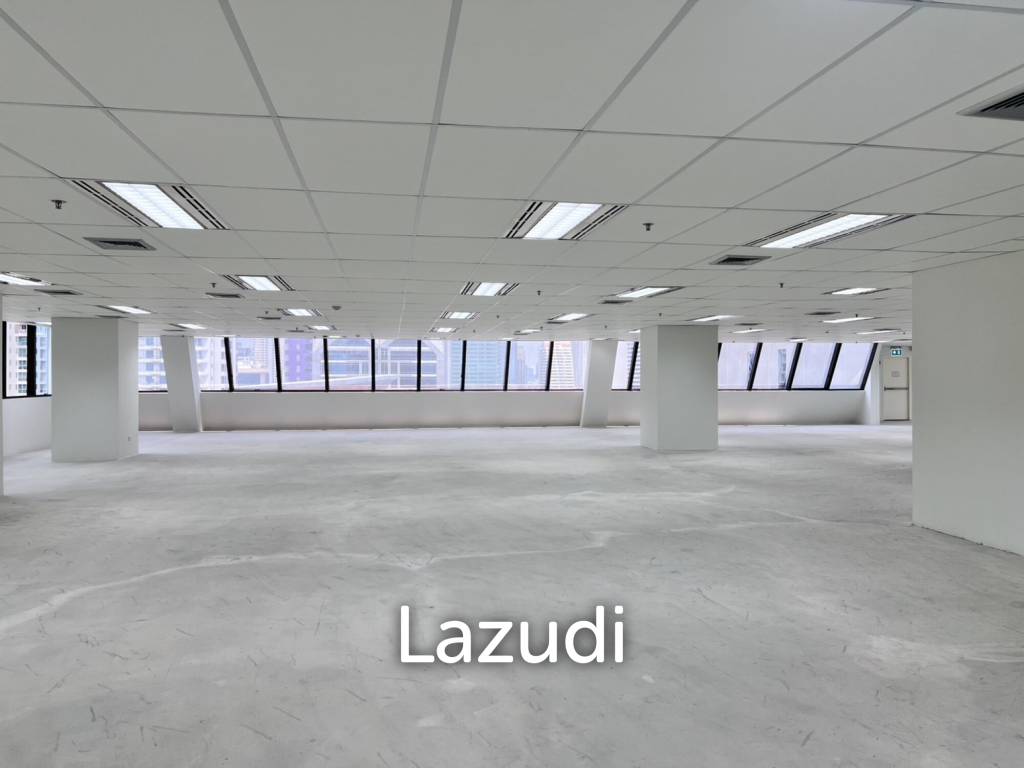 Premium Office for Rent in Silom – Bangrak   Elevate your business with a high-floor office on the 19th floor, offering stunning panoramic city views Only 5 minutes to the expressway – easy access across Bangkok