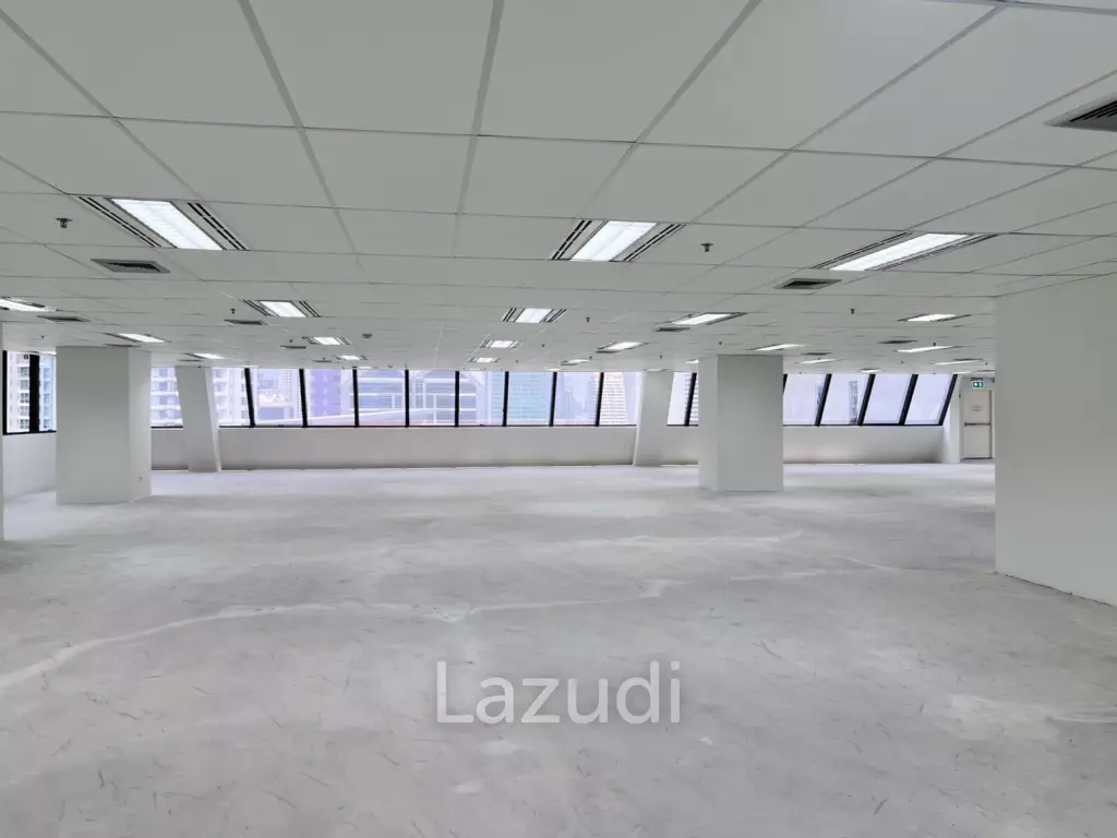 Premium Office for Rent in Silom – Bangrak   Elevate your business with a high-floor office on the 19th floor, offering stunning panoramic city views Only 5 minutes to the expressway – easy access across Bangkok