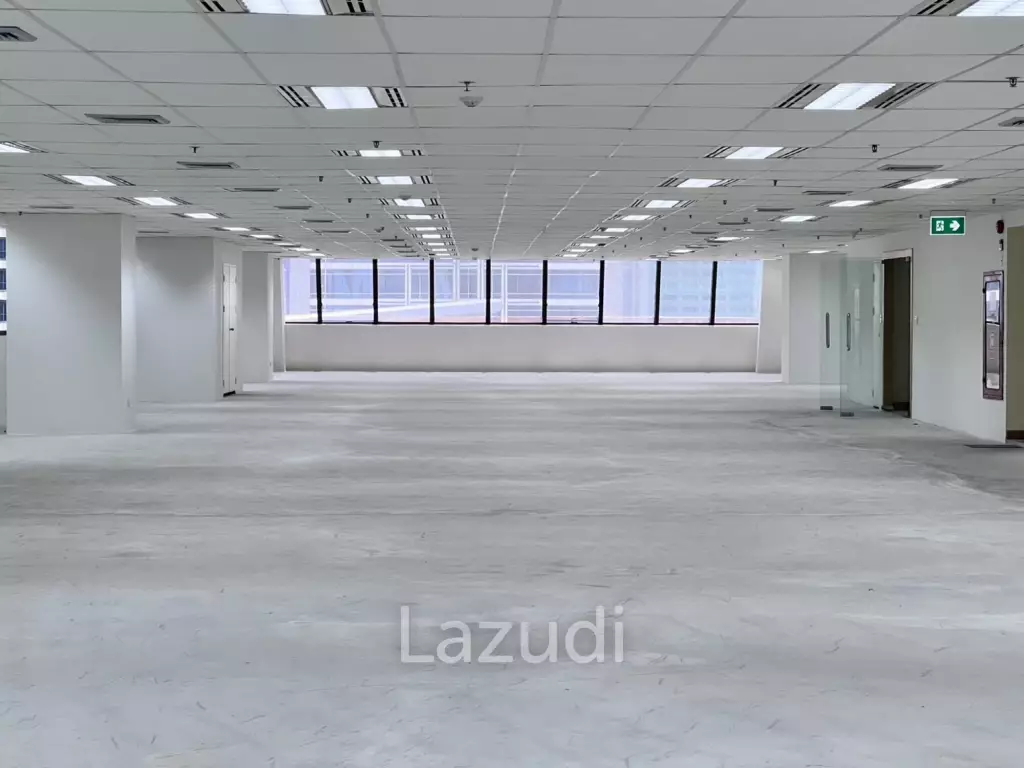 Premium Office for Rent in Silom – Bangrak   Elevate your business with a high-floor office on the 19th floor, offering stunning panoramic city views Only 5 minutes to the expressway – easy access across Bangkok