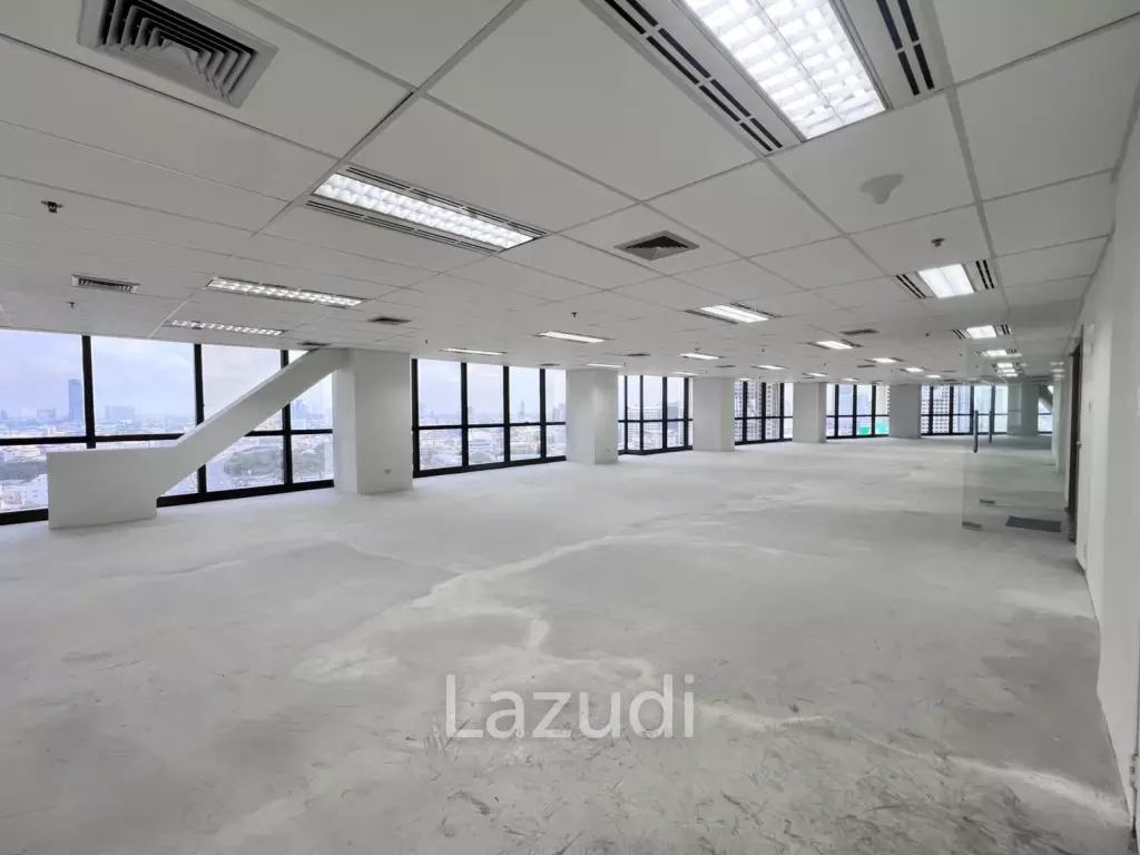 Premium Office for Rent in Silom – Bangrak   Elevate your business with a high-floor office on the 19th floor, offering stunning panoramic city views Only 5 minutes to the expressway – easy access across Bangkok