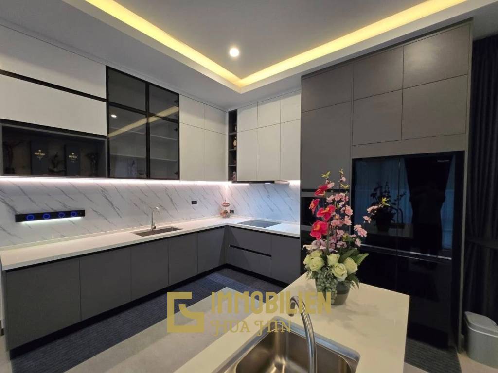 Жилая площадь 295 кв.м / 3 спальни + 4 ванные комнаты / частный бассейн