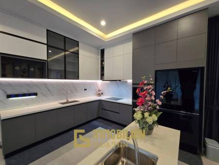 Жилая площадь 295 кв.м / 3 спальни + 4 ванные комнаты / частный бассейн