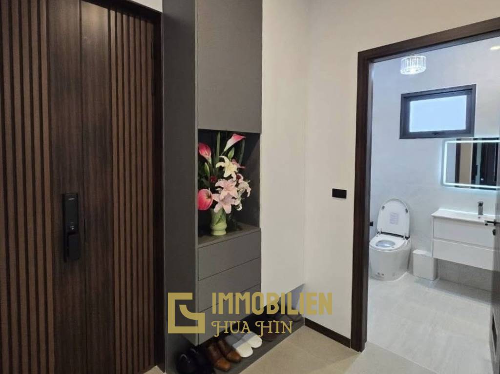 Жилая площадь 295 кв.м / 3 спальни + 4 ванные комнаты / частный бассейн