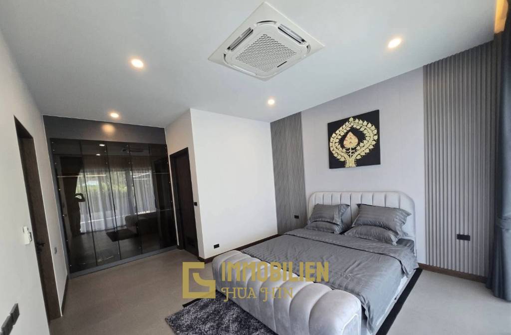 Жилая площадь 295 кв.м / 3 спальни + 4 ванные комнаты / частный бассейн