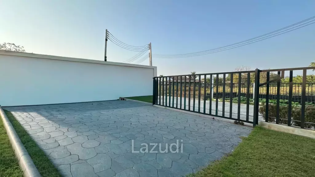 Modern 1 Bedroom Villa with Jacuzzi in Pran Buri
