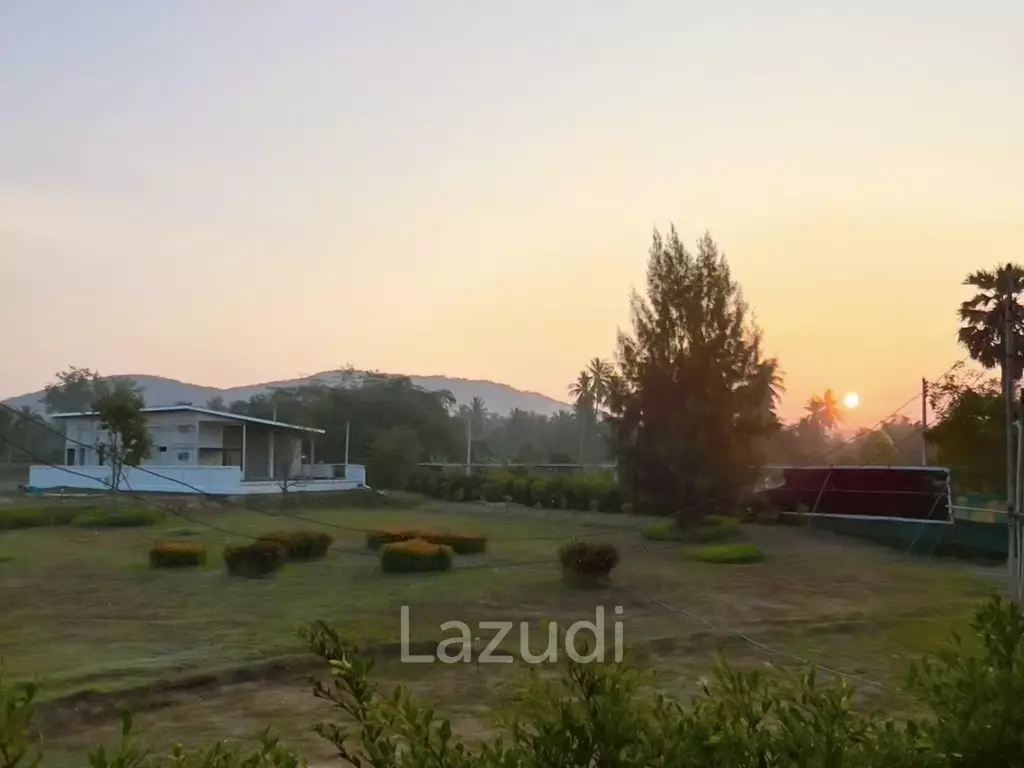 Modern 1 Bedroom Villa with Jacuzzi in Pran Buri