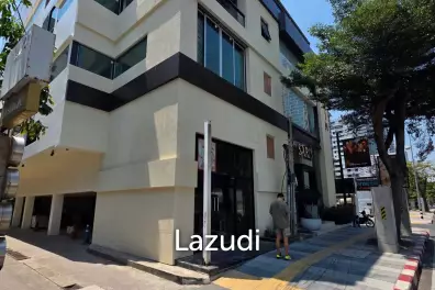 170 sqm corner retail space on 2 floors in Lumphini Bangkok