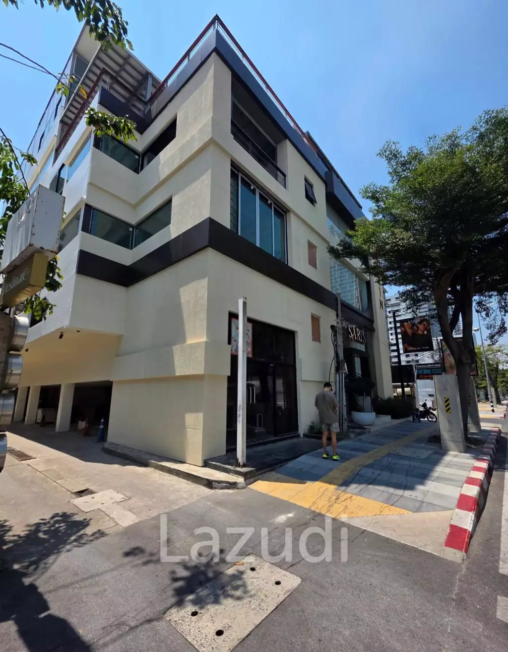 170 sqm corner retail space on 2 floors in Lumphini Bangkok