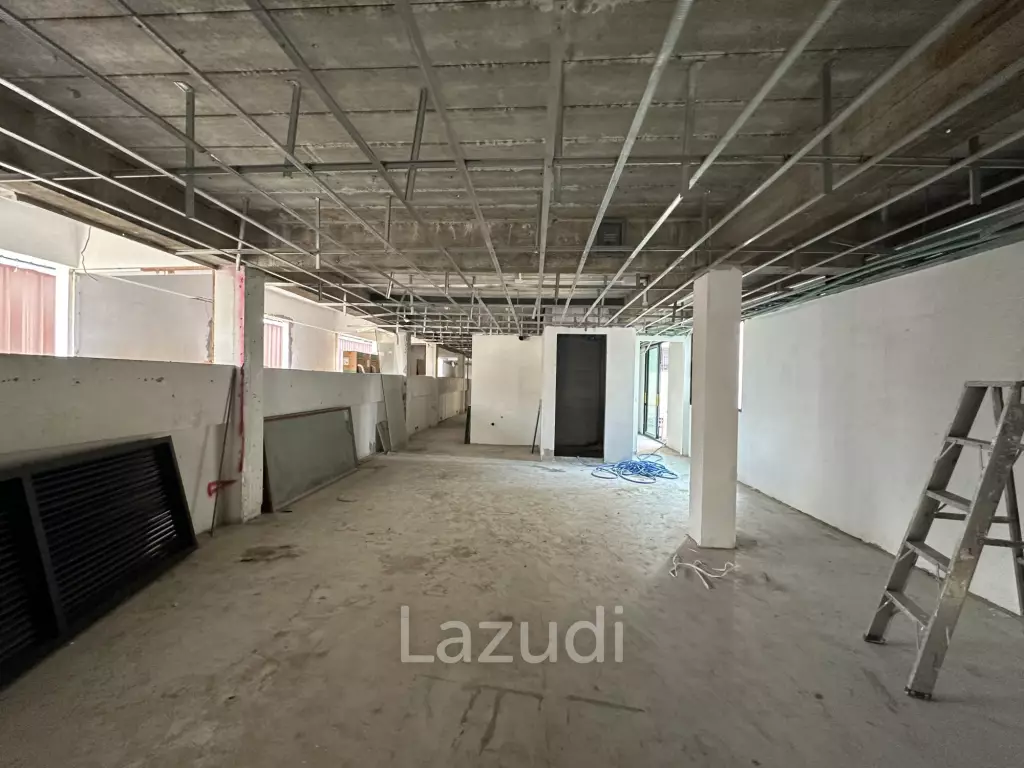 170 sqm corner retail space on 2 floors in Lumphini Bangkok