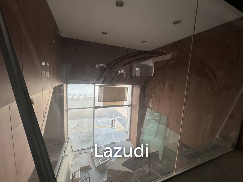 170 sqm corner retail space on 2 floors in Lumphini Bangkok