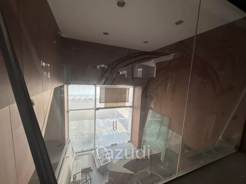 170 sqm corner retail space on 2 floors in Lumphini Bangkok