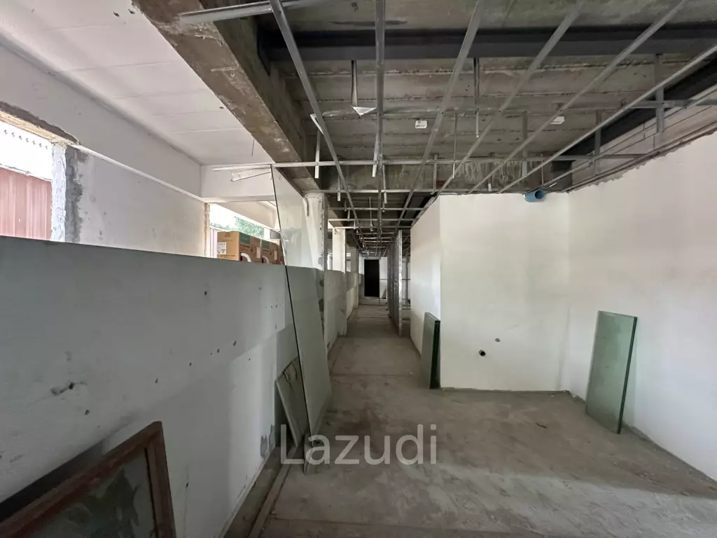 170 sqm corner retail space on 2 floors in Lumphini Bangkok