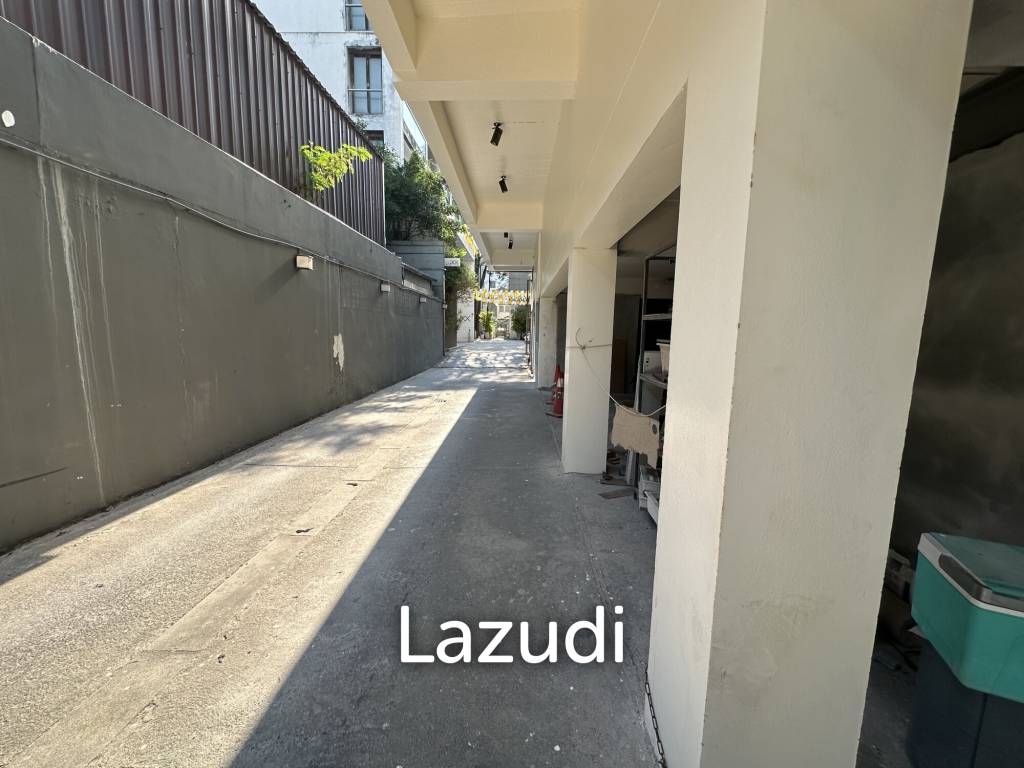 170 sqm corner retail space on 2 floors in Lumphini Bangkok