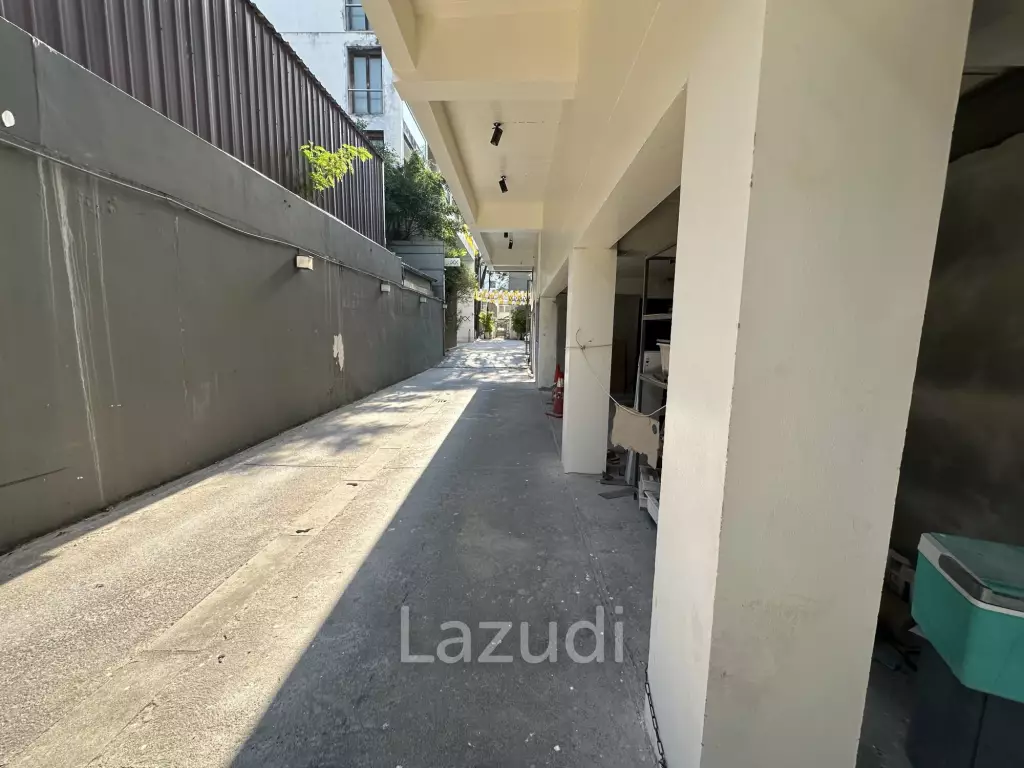 170 sqm corner retail space on 2 floors in Lumphini Bangkok