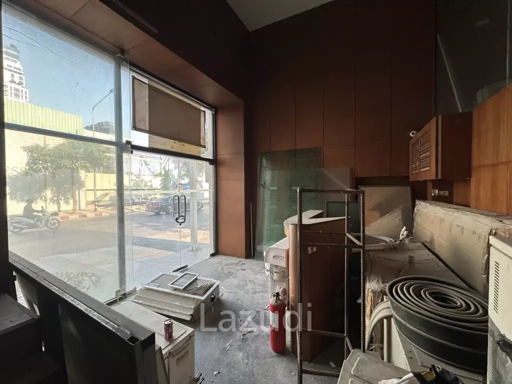 170 sqm corner retail space on 2 floors in Lumphini Bangkok