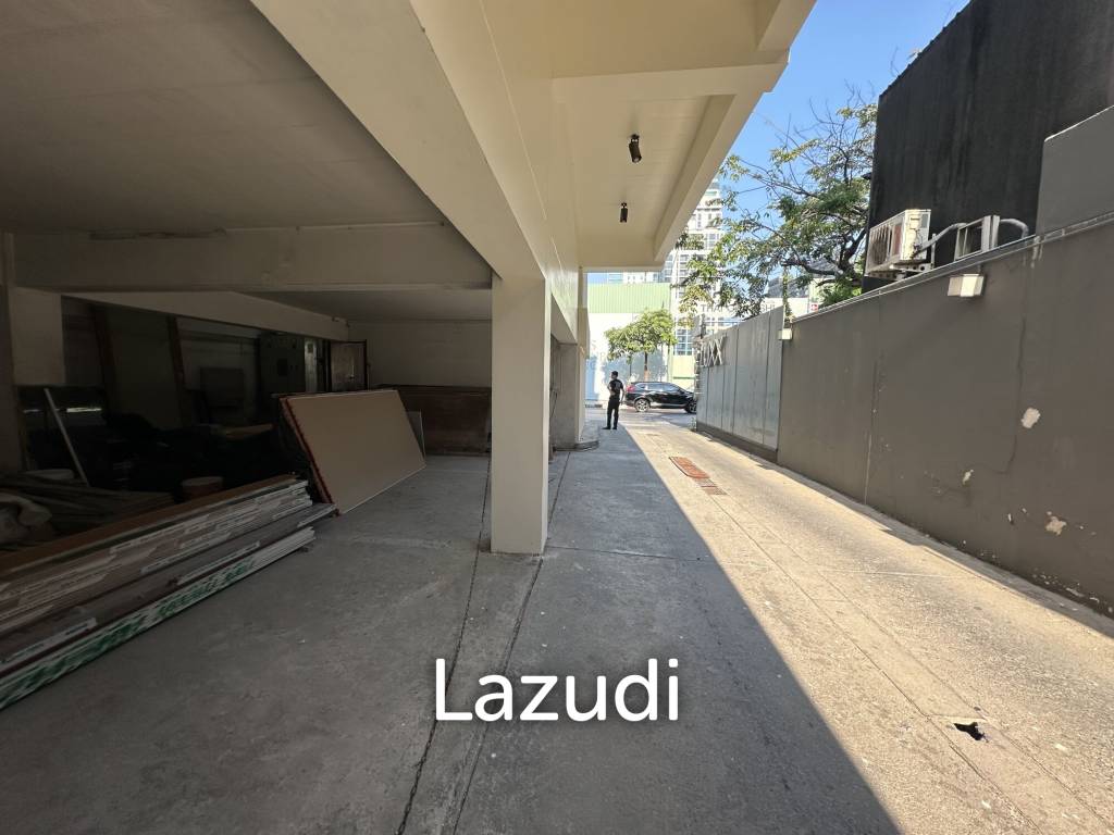 170 sqm corner retail space on 2 floors in Lumphini Bangkok