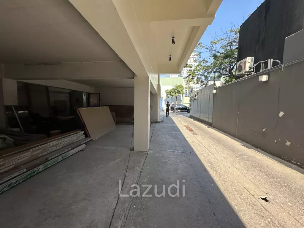 170 sqm corner retail space on 2 floors in Lumphini Bangkok