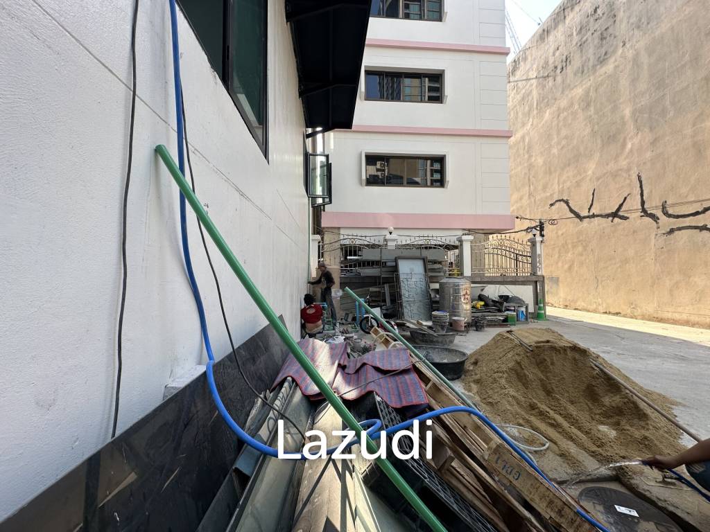 170 sqm corner retail space on 2 floors in Lumphini Bangkok