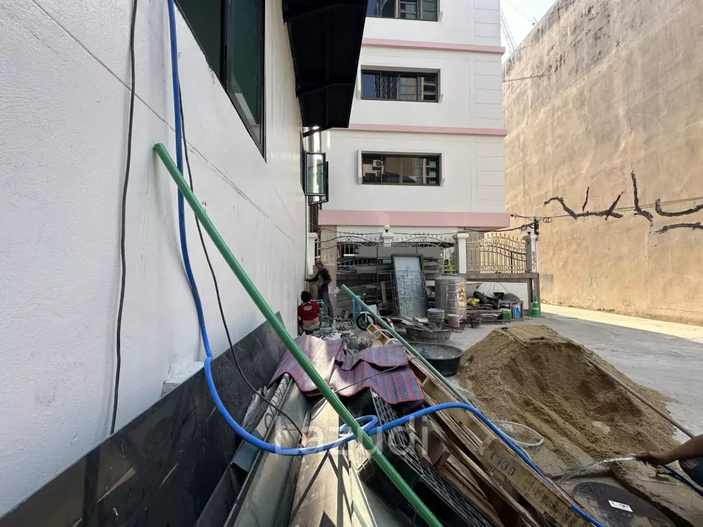 170 sqm corner retail space on 2 floors in Lumphini Bangkok