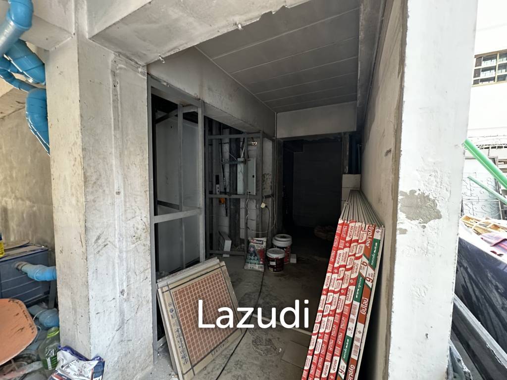 170 sqm corner retail space on 2 floors in Lumphini Bangkok