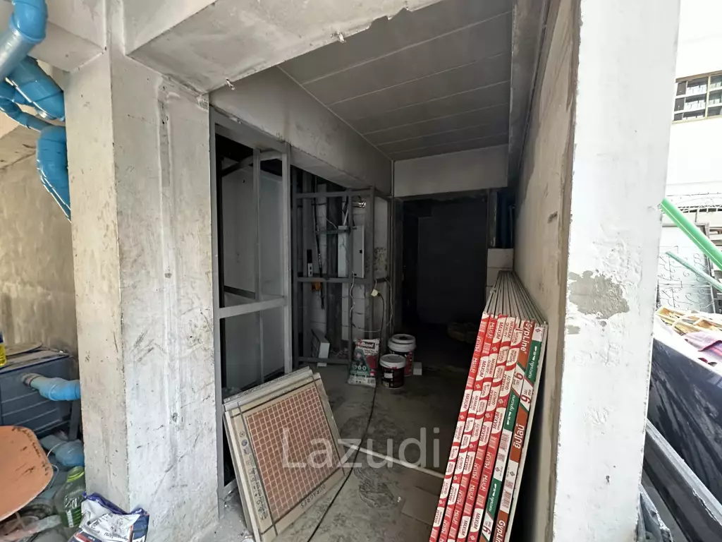 170 sqm corner retail space on 2 floors in Lumphini Bangkok