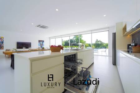 12,550 平方米 4 床 5 洗澡 别墅 对于 租