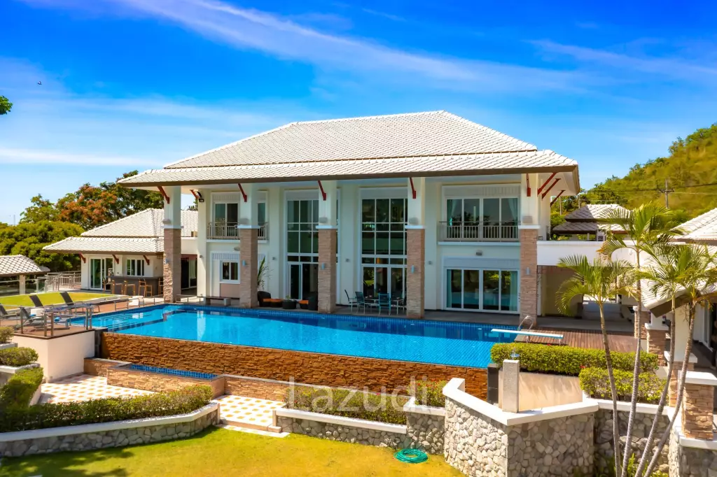 7 Bedrooms Mansion on The Golf Course! (JB2)