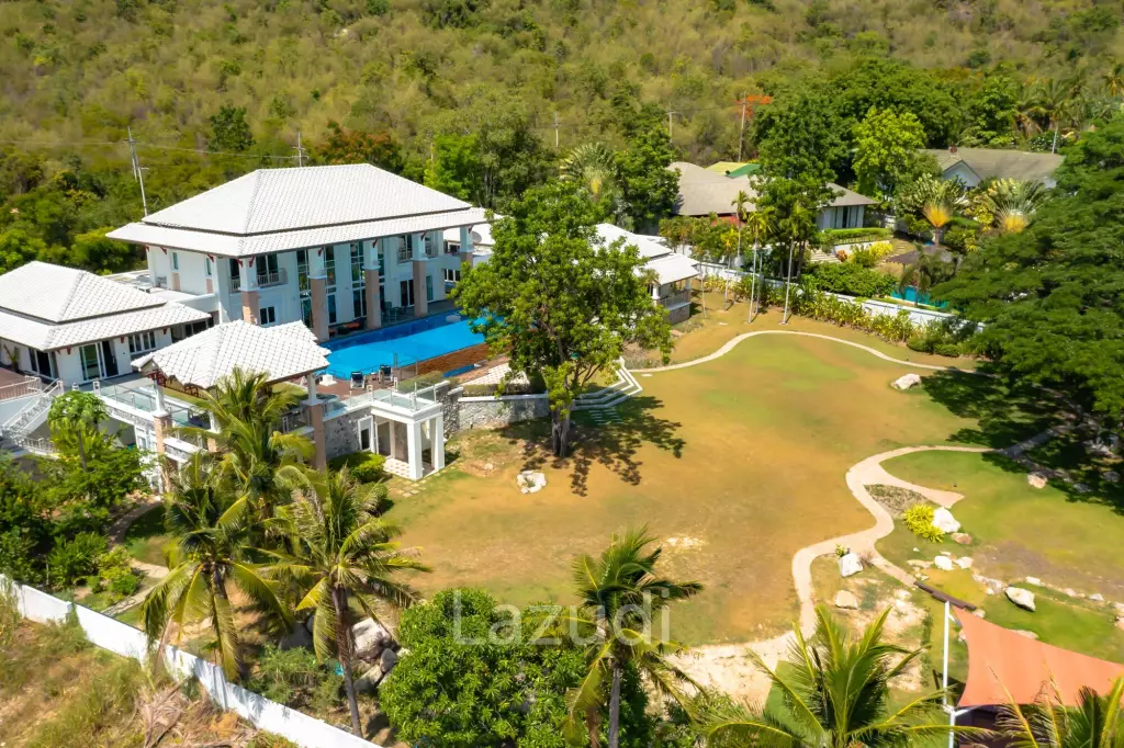7 Bedrooms Mansion on The Golf Course! (JB2)