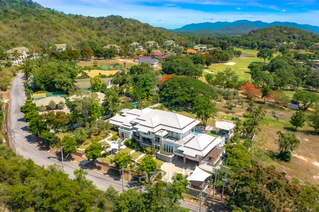 7 Bedrooms Mansion on The Golf Course! (JB2)
